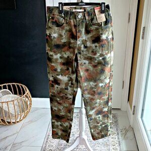 NEW! LEVI'S CAMO 80's MOM JEANS SZ 31" x 30"